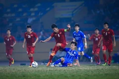 Pha tranh chấp bóng của cầu thủ hai đội U22 Việt Nam và câu lạc bộ Ulsan Hyundai. (Ảnh: Trọng Đạt/TTXVN)