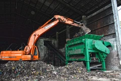 Dù hàng ngàn tấn rác vẫn tiếp tục ùn ứ nhưng Nhà máy xử lý rác thải thành phố Cà Mau vẫn chỉ hoạt động theo kiểu chây ỳ. (Ảnh: Huỳnh Thế Anh/TTXVN)