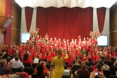 Dàn đồng ca với ca khúc "Chú ếch con" được trình bày song ngữ. (Ảnh: Hoàng Linh/Vietnam+)