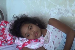Em Thị Chích đang được điều trị tại bệnh viện. (Ảnh: Đậu Tất Thành/TTXVN)