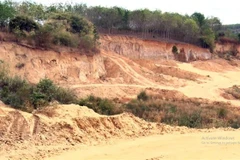 Khu vực này trở thành "đại công trường" nhưng chính quyền chức năng thành phố Kon Tum chưa có biện pháp xử lý hiệu quả. (Ảnh: Quang Thái/TTXVN)