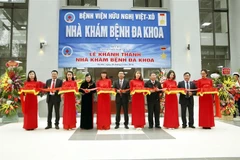 Đồng chí Võ Văn Thưởng, Ủy viên Bộ Chính trị, Bí thư Trung ương Đảng, Trưởng Ban Tuyên giáo Trung ương và Bộ trưởng Bộ Y tế Nguyễn Thị Kim Tiến cùng các đại biểu tham dự lễ cắt băng khánh thành Nhà khám bệnh đa khoa - Bệnh viện Hữu Nghị. (Ảnh: Dương Ngọc/