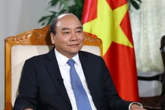 Thủ tướng Nguyễn Xuân Phúc kiểm tra Trung tâm Báo chí quốc tế Hội nghị Thượng đỉnh Mỹ-Triều Tiên lần thứ hai. (Ảnh: TTXVN)