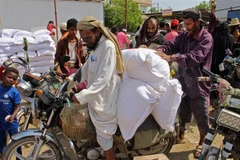Người dân nhận hàng cứu trợ tại Hajjah, Yemen, ngày 25/9/2018. (Ảnh: AFP/ TTXVN)