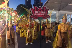 Đoàn nghệ sỹ Việt Nam chuẩn bị diễu hành và biểu diễn nghệ thuật tại Lễ hội Chingay 2019. (Nguồn: CTV)