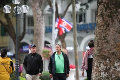 Du khách vãn cảnh trong không gian thoáng đãng, thanh bình của thủ đô Hà Nội. (Ảnh: Trọng Đạt/TTXVN)