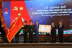 Thị xã Hồng Ngự, tỉnh Đồng Tháp vinh dự đón nhận Huân chương Lao động hạng Nhất. (Ảnh: Chương Đài/TTXVN)