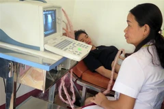 Thăm khám cho bệnh nhân tại trạm y tế xã. (Ảnh: Diệp Anh/TXVN)