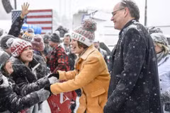 Bà Amy Klobuchar và những người ủng hộ. (Nguồn: EPA)