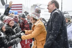 Bà Amy Klobuchar và những người ủng hộ. (Nguồn: EPA)