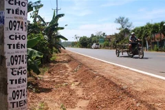 Tờ rơi quảng cáo tín dụng đen núp bóng dưới hình thức cho vay trả góp được dán tại các cột điện. (Ảnh minh họa: Thanh Tân/TTXVN)