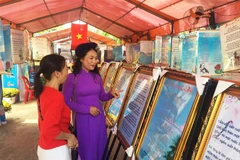 Các hội viên cùng nhau trao đổi kinh nghiệm sáng tác. (Ảnh: Gia Thuận/TTXVN)