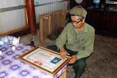 Binh nhất Tao Văn Nó với Bằng khen của Hội Cựu chiến binh tỉnh Lai Châu trao tặng. (Ảnh: Công Tuyên/TTXVN)
