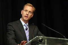 Ông Patrick Shanahan phát biểu trong cuộc họ báo tại Triển lãm hàng không quốc tế lần thứ 48 ở Paris, Pháp ngày 16/6/2009. (Ảnh: AFP/ TTXVN)