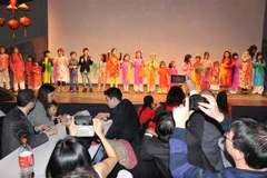 Tiết mục chúc Tết đầu năm của các bé là con em các gia đình người Việt ở Bỉ. (Ảnh: Kim Chung/TTXVN)