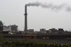 Khói bốc lên từ nhà máy nhiệt điện Badarpur ở thủ đô New Delhi, Ấn Độ ngày 5/6/2017. (Ảnh: AFP/ TTXVN)