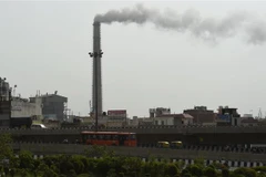 Khói bốc lên từ nhà máy nhiệt điện Badarpur ở thủ đô New Delhi, Ấn Độ ngày 5/6/2017. (Ảnh: AFP/ TTXVN)