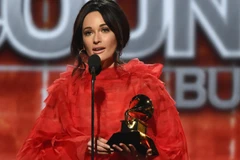 Nữ ca sỹ Kacey Musgraves nhận giải thưởng. (Nguồn: Grammy)