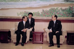 Ngày 3/5/2002, tại Thủ đô Bình Nhưỡng, Chủ tịch Đoàn Chủ tịch Hội nghị Nhân dân tối cao Triều Tiên Kim Yong-nam tiếp Chủ tịch nước Trần Đức Lương thăm chính thức CHDCND Triều Tiên từ ngày 2/5 - 5/5/2002. (Ảnh: Trọng Nghiệp/TTXVN