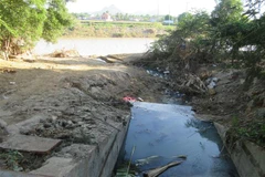 Nước thải gần như chưa được xử lý một cách hiệu quả, chủ yếu được đổ trực tiếp ra hệ thống kênh rạch chung.(Ảnh: Nguyễn Thành/TTXVN)