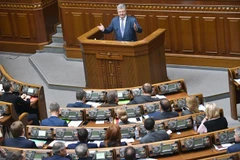 Tổng thống Ukraine Petro Poroshenko phát biểu sau khi Quốc hội thông qua việc sửa đổi Hiến pháp tại cuộc họp ở Kiev ngày 7/2/2019. (Ảnh: AFP/TTXVN)