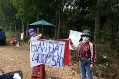 Quảng cáo rao bán đất. (Ảnh: K GỬIH/TTXVN)