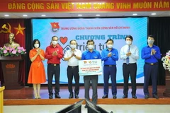 Trung ương Đoàn cùng các đơn vị trao tặng 81.400 túi quà an sinh trị giá 20 tỷ 350 triệu đồng cho Thành phố Hồ Chí Minh và tỉnh Đồng Nai qua hình thức trực tuyến. (Ảnh: Minh Đức/TTXVN)
