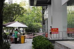 Tòa nhà Park 7, khu đô thị Times City được phong tỏa tạm thời để truy vết người liên quan ca dương tính SARS-CoV-2. (Ảnh: Thanh Tùng/TTXVN)