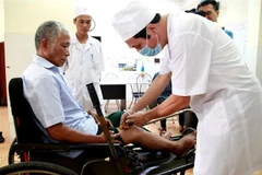 Chăm sóc y tế cho các thương, bệnh binh nặng. (Nguồn: TTXVN)
