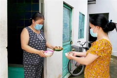 San sẻ nhau bát cơm, chút đồ ăn, các công nhân ở nhà trọ dìu nhau qua mùa dịch khó khăn, thiếu thốn. (Ảnh: Thu Hiền/TTXVN)