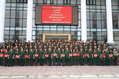 Lãnh đạo Học viện với các học viên trong ngày trao bằng tốt nghiệp. (Ảnh: Trọng Đức/TTXVN)