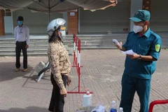 Mỗi hộ dân được đi chợ 3 ngày/lần vào các ngày chẵn, lẻ khác nhau. (Ảnh: Xuân Triệu/TTXVN)