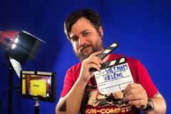 Anh Aaron Johnson thực hiện một bộ phim tài liệu về những thành công của Việt Nam trong cuộc chiến chống COVID-19. (Ảnh: TTXVN phát)