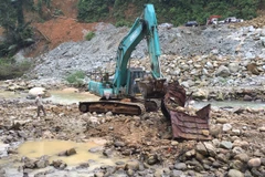 Tìm kiếm các nạn nhân Thủy điện Rào Trăng 3 tại bãi bồi thứ nhất. (Ảnh: Đỗ Trưởng/TTXVN)