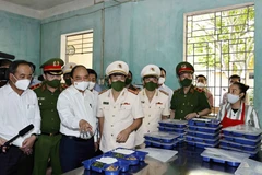 Chủ tịch nước Nguyễn Xuân Phúc thăm bếp ăn dành cho phạm nhân tại Trại giam Ngọc Lý. (Ảnh: Thống Nhất/TTXVN)