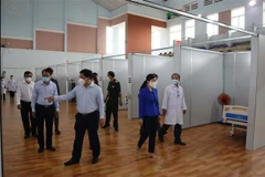 Lãnh đạo tỉnh Bình Phước và thành phố Đồng Xoài tham quan khu điều trị của bệnh viện dã chiến Đồng Xoài. (Ảnh: Đậu Tất Thành/TTXVN)