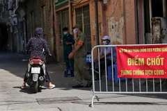 Một điểm chốt kiểm soát COVID-19 tại ngõ Thịnh Hào 1 trên phố Tôn Đức Thắng. (Ảnh: Ngọc Hà/TTXVN)