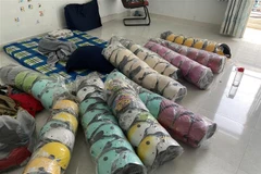 Hàng ngàn mũ bảo hiểm giả nhãn hiệu bị thu giữ. (Ảnh: Thành Chung/TTXVN)