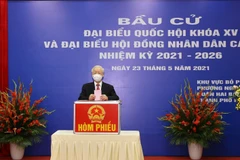 Đóng dấu xác nhận cử tri đã bỏ phiếu bầu. (Ảnh: Phan Tuấn Anh/TTXVN)