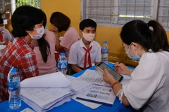 Phỏng vấn học sinh và người giám hộ về khẩu phần dinh dưỡng hằng ngày tháng 11/2020. (Nguồn: Vietnam+)