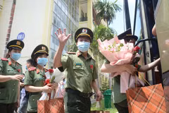 Các y, bác sỹ của đoàn công tác lên đường hỗ trợ thành phố Hồ Chí Minh phòng, chống dịch. (Ảnh: Văn Dũng/TTXVN)