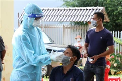 Lấy mẫu xét nghiệm trên diện rộng cho người dân xã Cư Êbur, thành phố Buôn Ma Thuột sau khi ghi nhận các chùm ca bệnh chưa rõ nguồn lây. (Ảnh: Tuấn Anh/TTXVN)