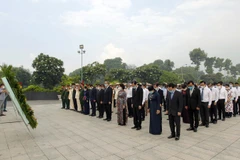 Đoàn đại biểu dành một phút mặc niệm tưởng nhớ các Mẹ Việt Nam Anh hùng, các Anh hùng liệt sỹ tại Nghĩa trang Liệt sỹ thành phố (Đồi không tên, thành phố Thủ Đức). (Ảnh: Thanh Vũ/TTXVN)