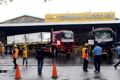 Xe tải chở vắcxin ngừa COVID-19 của công ty Sinovac Biotech tại sân bay Soekarno-Hatta ở Tangerang, Indonesia, ngày 31/12/2020. (Ảnh: THX/TTXVN)