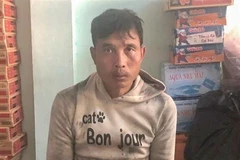 Đối tượng Lường Văn Bến và tang vật vụ án. (Ảnh: TTXVN phát)