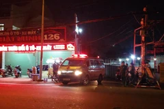 Lực lượng chức năng đưa thi thể nạn nhân khỏi hiện trường. (Nguồn: PLO)