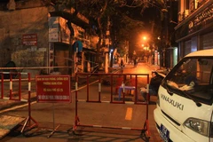 Lực lượng chức năng khoanh vùng, lập chốt kiểm soát dịch tại địa chỉ 184 Nguyễn Công Trứ (quận Lê Chân, Hải Phòng). (Ảnh: An Đăng/TTXVN)