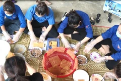 Đoàn viên thanh niên thị xã Ba Đồn, tỉnh Quảng Bình chuẩn bị các nguyên liệu cho món cháo canh gửi nhân dân vùng dịch Thành phố Hồ Chí Minh. (Ảnh: Võ Dung/TTXVN)