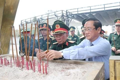 Đoàn đại biểu dâng hương, đặt vòng hoa tại Nghĩa trang Liệt sỹ Quốc gia Đường 9. (Ảnh: Thanh Thủy/TTXVN)