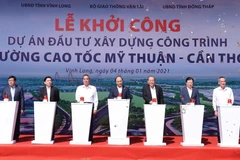 Thủ tướng Nguyễn Xuân Phúc và các đại biểu thực hiện nghi thức khởi công. (Ảnh: Thống Nhất/TTXVN)